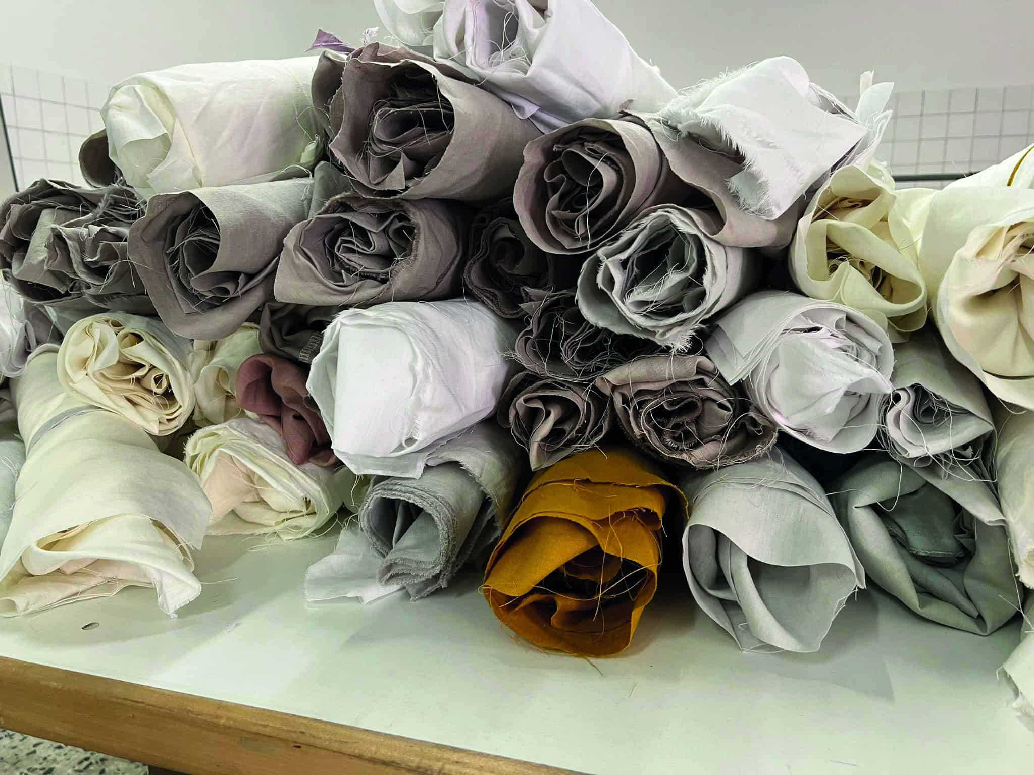 KKIDS_CELL x CAIS RECICLA - PRODUCTION OF LAGA BAG KKIDS_CELL x CAIS RECICLA - PRODUCTION OF LAGA BAG - Selection and Re use of post production Linen for the National Contemporary Art museum MNAC uniforms